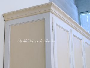 Armadio per camera da letto in stile classico con finitura colorata bianco e crema